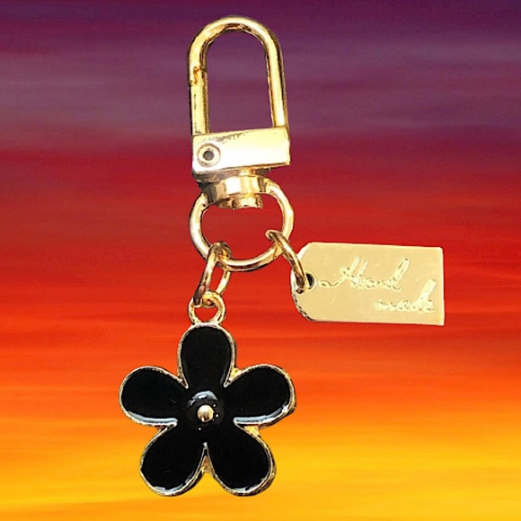 W Black Gold Flower Keychain Brand New - BAG CHARM - Picture 4 of 16